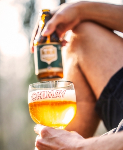 Chimay 150 flesje en glas in de hand